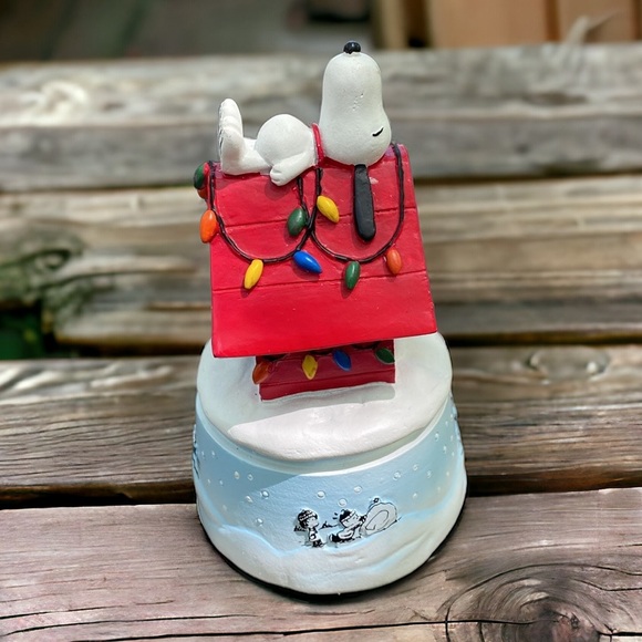 LAST ONE Musical Snoopy Christmas Dog House - Picture 5 of 13